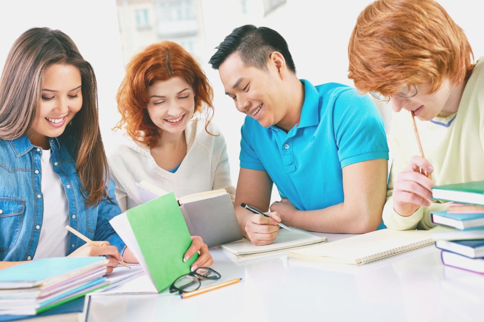 Profesionales analizando datos financieros